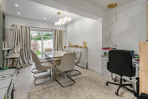 Lounge/Diner- click for photo gallery